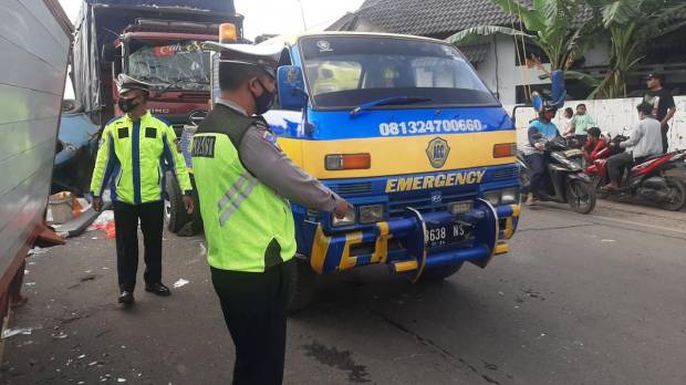Sebanyak Empat Kendaraan Terlibat Kecelakaan Beruntun di Jalan Pantura Cirebon