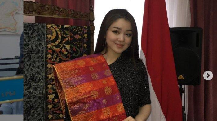 Dayana Gadis Kazakhstan yang Mendadak Terkenal Diundang Kedubes, Pakai Kain Batik dan Main Angklung, Ini Foto-fotonya 