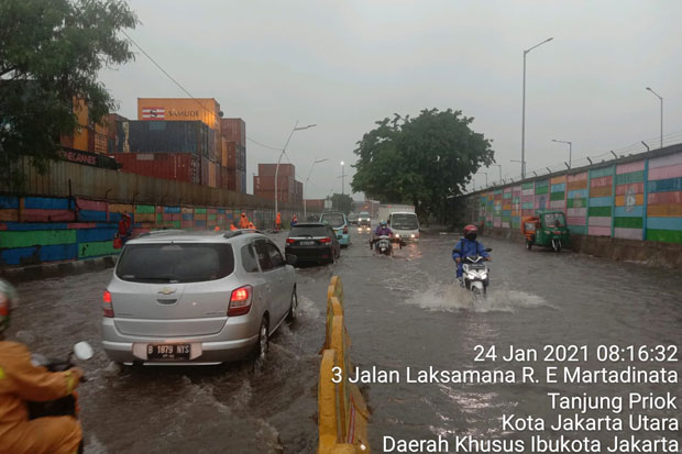 Hujan Deras Sedari Pagi Mengguyur Jakarta, Jalanan di Samping Terminal Bus Tanjung Priok Tergenang