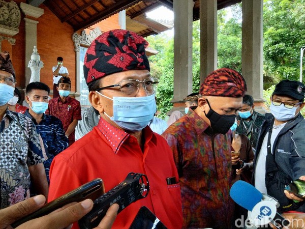 Acara Syukuran PDIP Bali Tiup Lilin Buka Masker dan Suap-suapan Satu Sendok