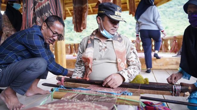 Wagub Sulsel Mengunjungi Galeri Tenun Rongkong di Desa Rinding Allo, Belajar Tenun Rongkong dari Nenek 62 Tahun