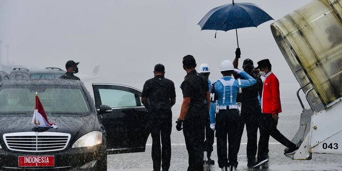 Sudah Tiba di Kota Palembang, Presiden Jokowi Disambut Hujan Deras