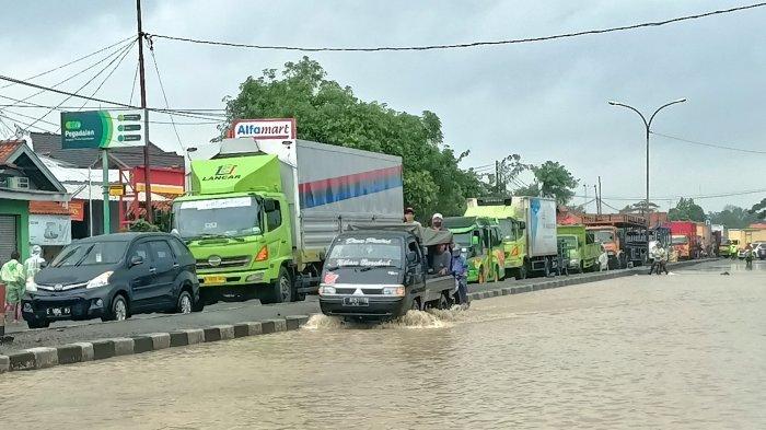 Jalur Pantura Indramayu Tergenang Banjir Luapan Sungai, Polisi Berlakukan Contra Flow