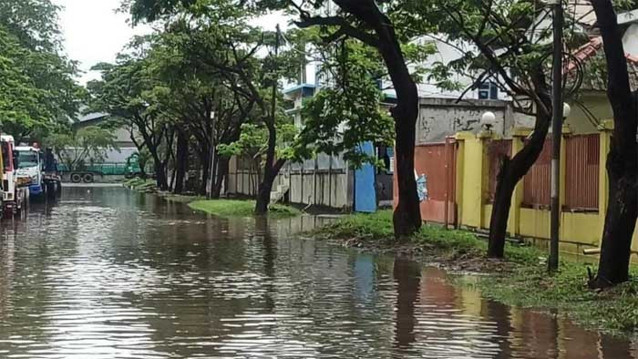 Hujan Deras Mengguyur Semalaman, Jalan Cirebon di KBN Marunda Terendam Banjir