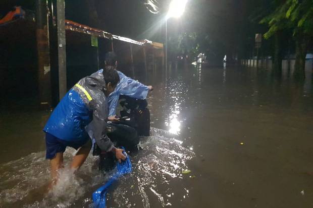 Hujan Mengguyur Seluruh Kawasan Jakarta, Akses Permukiman di Pisangan Timur Pulogadung Terendam Banjir