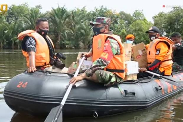Perjuangan Prajurit TNI AD, Menerjang Banjir Membantu Para Korban Bencana, Mulai dari Proses Evakuasi Hingga Pengelolaan Logistik