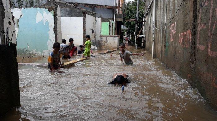 Banjir Luapan PHB Sulaiman Cipinang Melayu Setinggi 1,5 Meter, Warga: Sekarang Makin Parah