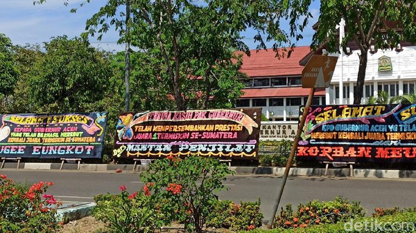 Kantor Gubernur Aceh Dikirimi Karangan Bunga 'Juara Termiskin di Sumatera'
