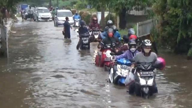 Untuk Mencegah Banjir, Dinas PUPR Kota Tangerang Periksa Saluran Air
