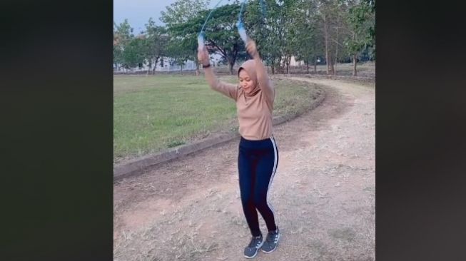 Ngilu! Wanita Ini Olahraga Lompat Tali, Tak Sadar Kalau Hamil 2 Bulan