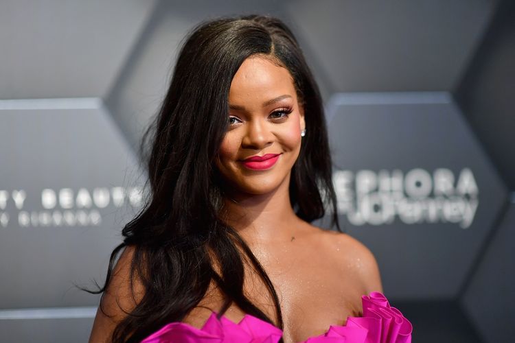 Rihanna Posting Foto Telanjang Dada Menggunakan Kalung Ganesha, Warga India Marah 