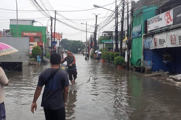 Hujan Deras, Akses Jalan Penghubung Bekasi-Jakarta Terendam Banjir