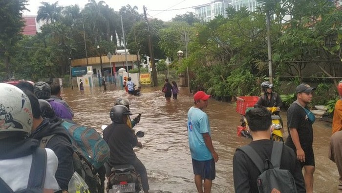 Jalan Pejaten Barat Jaksel Masih Banjir Sejak Pagi, Motor Tak Bisa Melintas