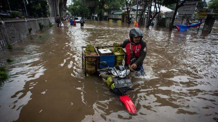 PLN Mencatat 1.376 Gardu Terendam Akibat Banjir di Jakarta dan Jawa Barat, PLN Turunkan 6.170 Personel 