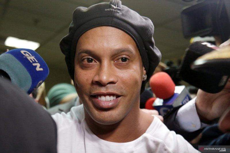 Ronaldinho Sedang Berduka, Ibundanya Meninggal Dunia Setelah 2 Bulan Berjuang Lawan Covid-19