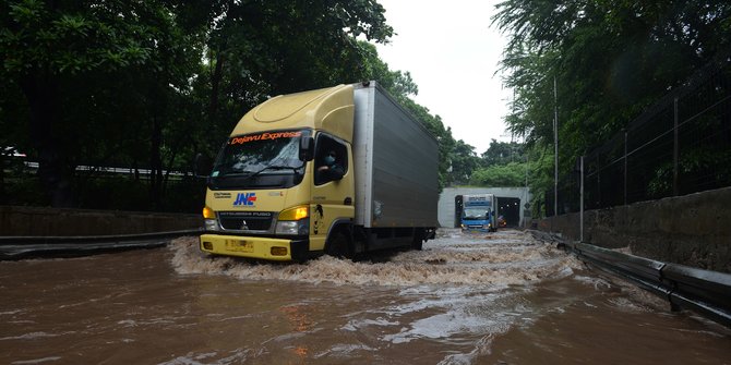 Musim Hujan, Banjir di Tol Jakarta-Tangerang, Petugas Tutup Jalur Simpang Susun Bitung