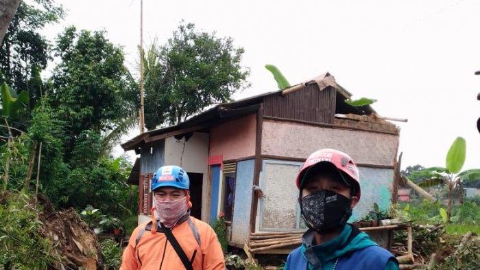 Angin Puting Beliung Menerjang Wilayah KBB, Sebabkan Satu Pohon Tumbang di Cikalong Wetan Menimpa Rumah