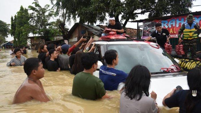 Musibah Banjir Merendam Sejumlah Wilayah di Kabupaten Karawang, Dedi Mulyadi Terobos Banjir Bagikan Nasi Kotak ke Korban Banjir yang Terisolasi 
