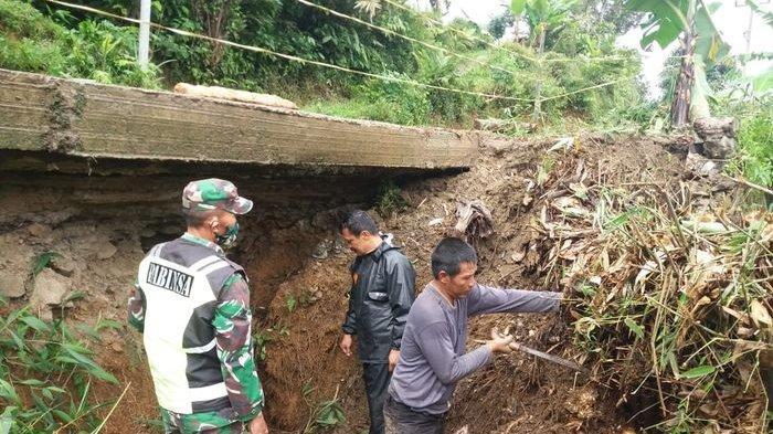 Intensitas Hujan yang Tinggi, Tanah Longsor Terjadi di Saguling Bandung Barat, Akses Jalan Menyepit, Kendaraan Lewat Bergantian  