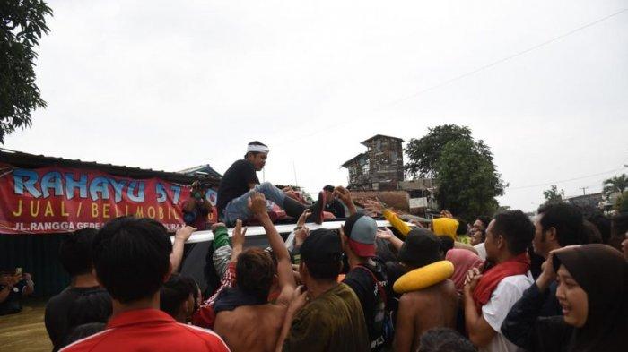 Dedi Mulyadi Terobos Banjir di Karawang, Bagikan Ribuan Nasi Kotak, Mobil Terendam