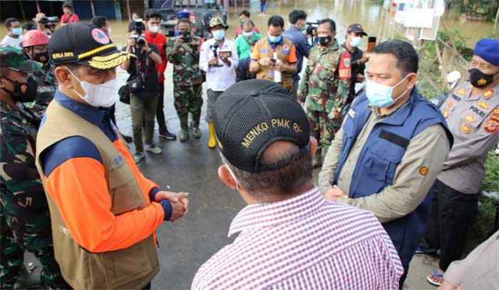 Meninjau Lokasi Terdampak Banir di Karawang, Doni Monardo Minta Pengungsi Kelompok Rentan Dipisah