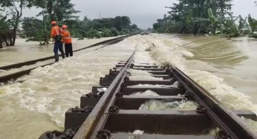 Dampak Dari Banjir yang Merendam Sejumlah Ruas Rel Kereta, Tiket Penumpang Kereta yang Batal Dikembalikan 100 Pesen