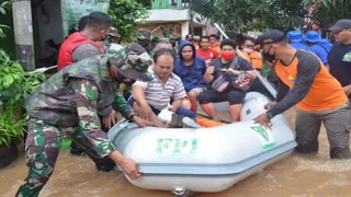 Polisi Bantah Gunakan Perahu Karet FPI Evakuasi Korban Banjir, Melainkan Disita