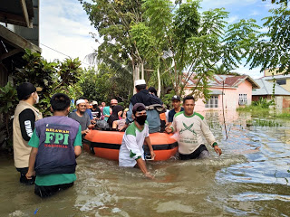 Aksi Sosial FPI untuk Korban Banjir Dibubarkan, Aziz Sebut Polisi Kurang Piknik