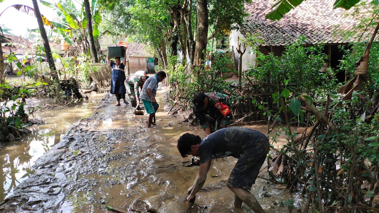 Pasca Banjir, Perkumpulan Walantara Jawabarat Ikut Bersihkan Lumpur Rumah Warga