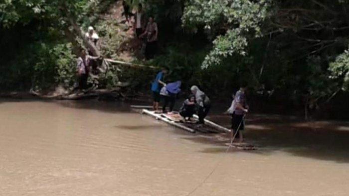 Warga Cianjur Selatan Terpaksa Pakai Rakit untuk Menyeberang, Jembatan Gantung Sungai Ciujung Putus