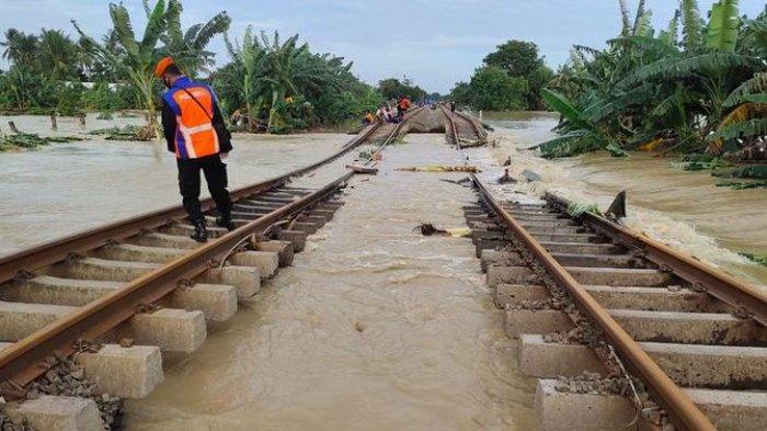 Jalur Kereta Api Terendam Banjir di Stasiun Kedunggedeh - Stasiun Lemah Abang Masih Diperbaiki