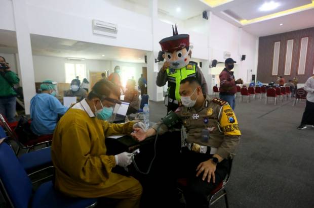 Program Vaksinasi Covid-19, Ribuan Personel Polisi di Surabaya Jalani Vaksinasi COVID-19