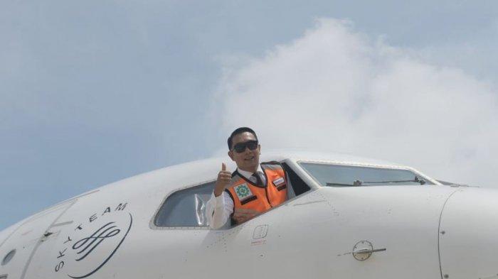 Bandara Kertajati Kembali Beroperasi , Ridwan Kamil Pun Nampang dari Jendela Pesawat Kargo  