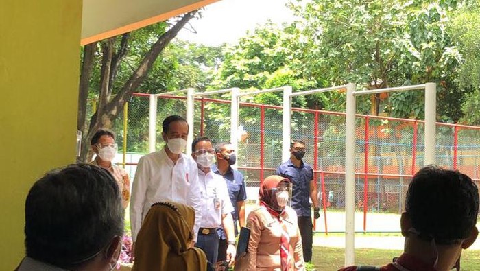 Ke SMAN 70 Jakarta, Jokowi Didampingi Anies Pantau Vaksinasi COVID untuk Guru