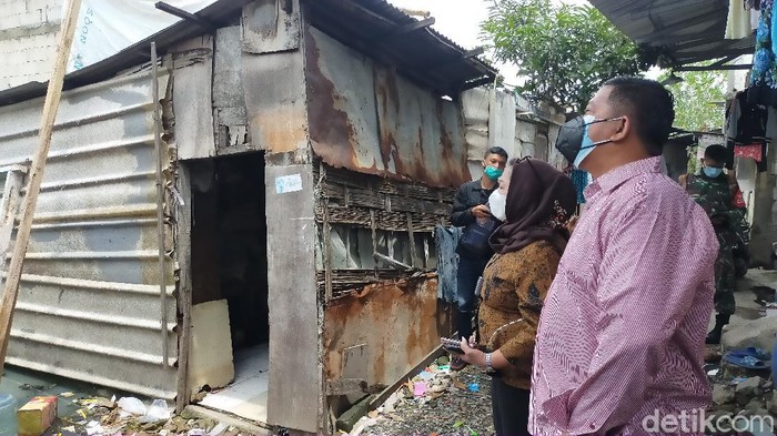 DPRD Surabaya Datangi Anak Lumpuh yang Viral Tinggal di Gubuk Tak Layak Huni