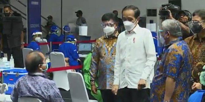 Presiden Jokowi Meninjau Vaksinasi Untuk Awak Media Di GBK, Harap Bisa Memberikan Perlindungan