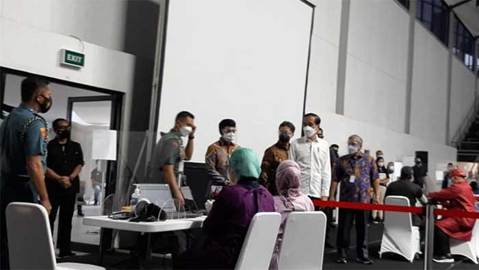 Presiden Jokowi Memantau Langsung Pelaksanaan Vaksinasi Covid-19 Perdana Untuk Pers, 'Vaksin Penting Lindungi Pekerja Media'
