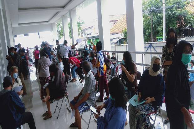 Program Vaksinasi Covid-19, Lansia Surabaya Antusias Ikut Vaksin, Antrean di RSUD dr Soewandie Membeludak