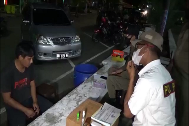 Tak Pakai Masker, Pengemudi Kendaraan di Kabupaten Wajo Diminta Menyapu Jalan dan Masjid