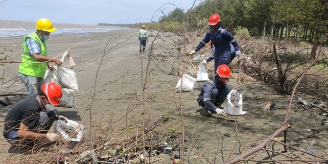 PHE ONWJ Bersihkan Ceceran Oil Spill di 13 Titik Temuan