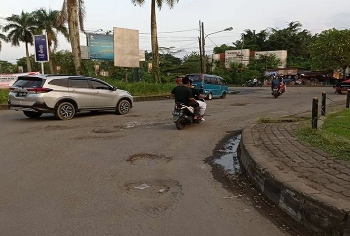 Banyak Terjadi Genangan yang Berbahaya Bagi Pengendara, Satlantas Polres Lebak Tambal Jalan Soekarno-Hatta Rangkasbitung