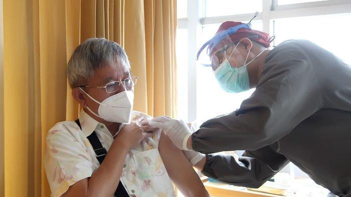 Lansia Bandung Tak Menyangka Mendapat Prioritas Vaksin Covid-19, Ini yang Dirasakan Setelah Disuntik