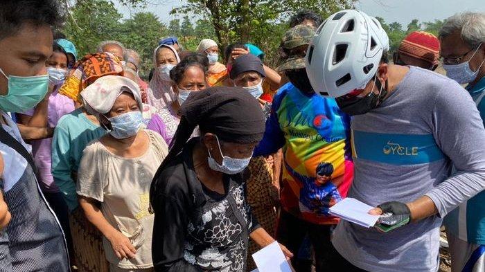 Anggota DPR RI Saan Mustopa Bagikan Ratusan Sembako dan Amplop untuk Warga Terdampak Banjir di Karawang  