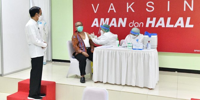 Presiden Jokowi Meninjau Pemberian Vaksin Massal, di Yogya, Berharap Ekonomi dan Pariwisata Bisa Pulih