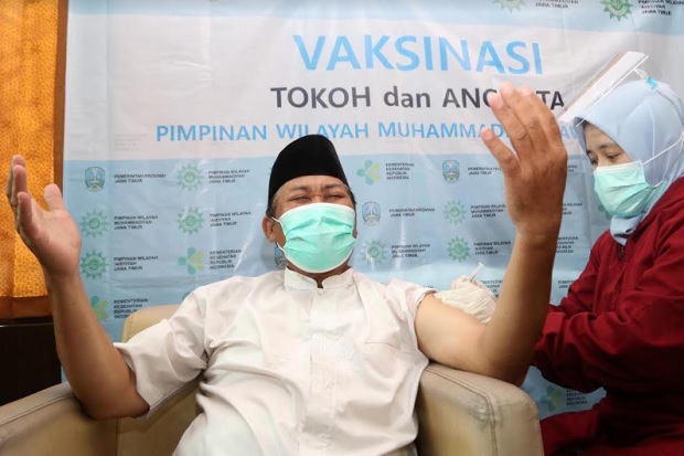 Disuntik Vaksin Covid-19, Tokoh Muhammadiyah Jawa Timur Menengadahkan Dua Tangan