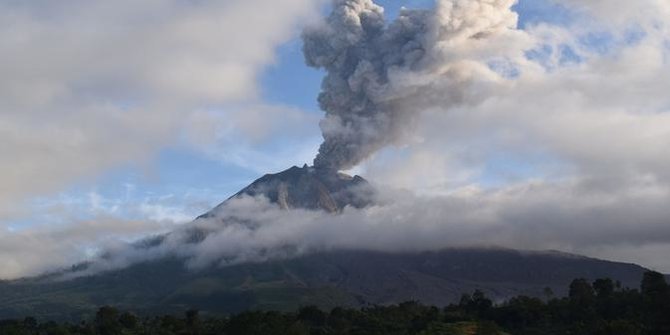 Gunung Sinabung di Kabupaten KAro Kembali Menunjukan Aktivis Vulkanisnya, Luncurkan Awan Panas Sejauh 5 Km