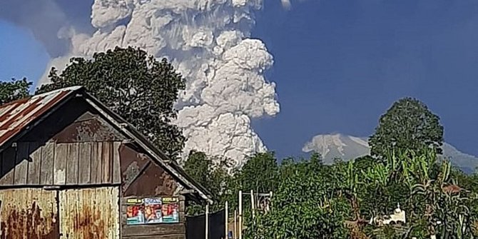 Tiga Kecamatan di Karo Sumatera Utara Diguyur Abu Vulkanik Sinabung