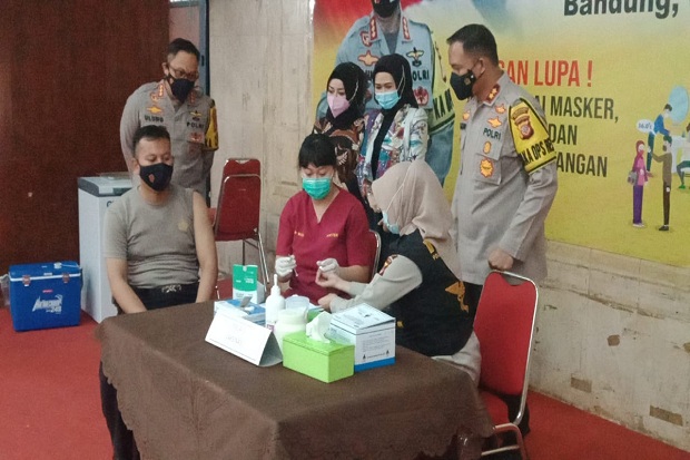 Program Vaksinasi Covid-19, Ratusan Polisi di Kota Bandung Mulai Disuntik Vaksin COVID-19