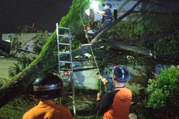 Angin Puting Beliung Merusak Puluhan Rumah Warga di Kecamatan Leuwiliang Bogor