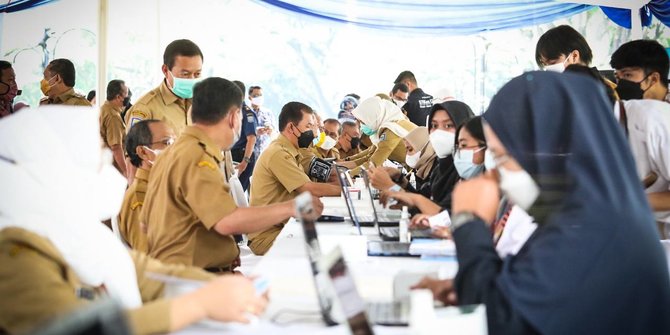 Ratusan Orang dari Mulai Pejabat Pemerintah Sampai Penyintas Covid-19 di Bandung Menjalani Vaksinasi Covid-19